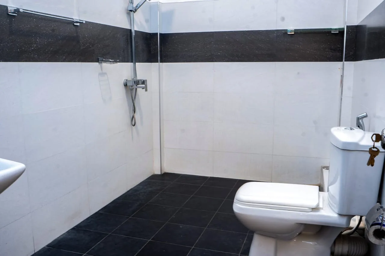 Private bathroom with shower in Udawalawe accommodation