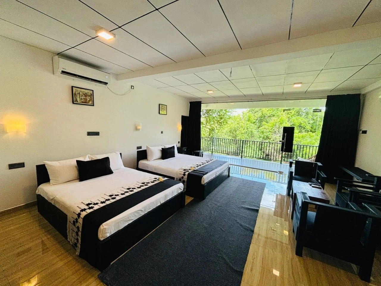 Spacious family and triple room with two large beds and balcony view in Udawalawe