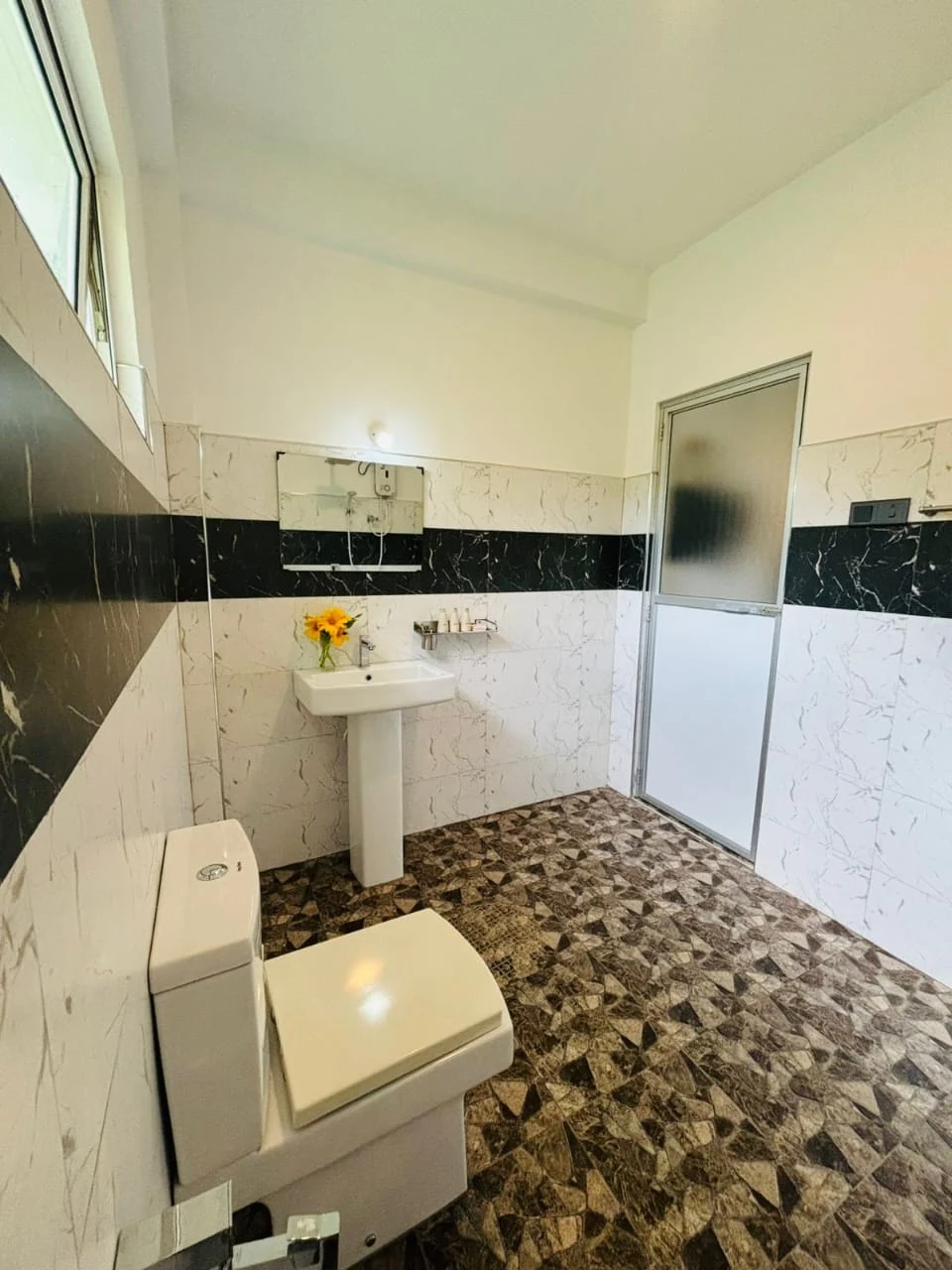 Private bathroom for family and triple room in Udawalawe