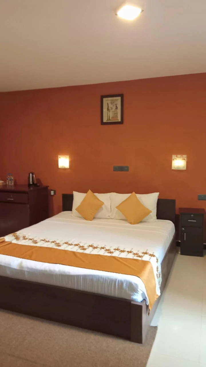 Standard double room with warm interior styling in Udawalawe