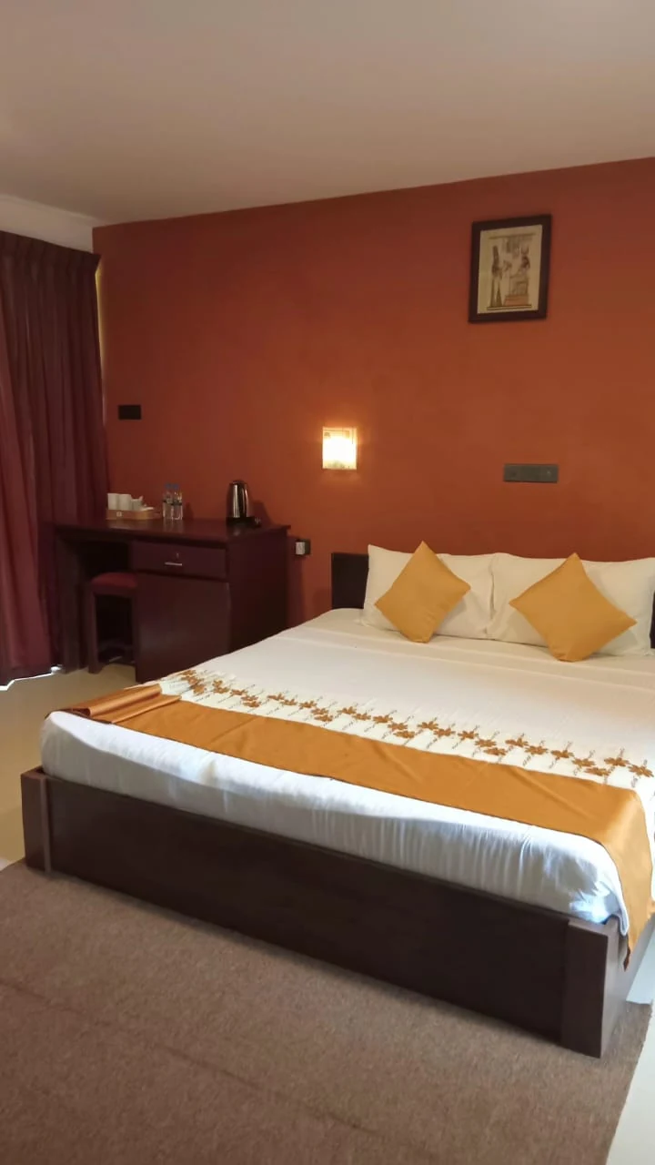 Standard double room with workspace and curtain view in Udawalawe
